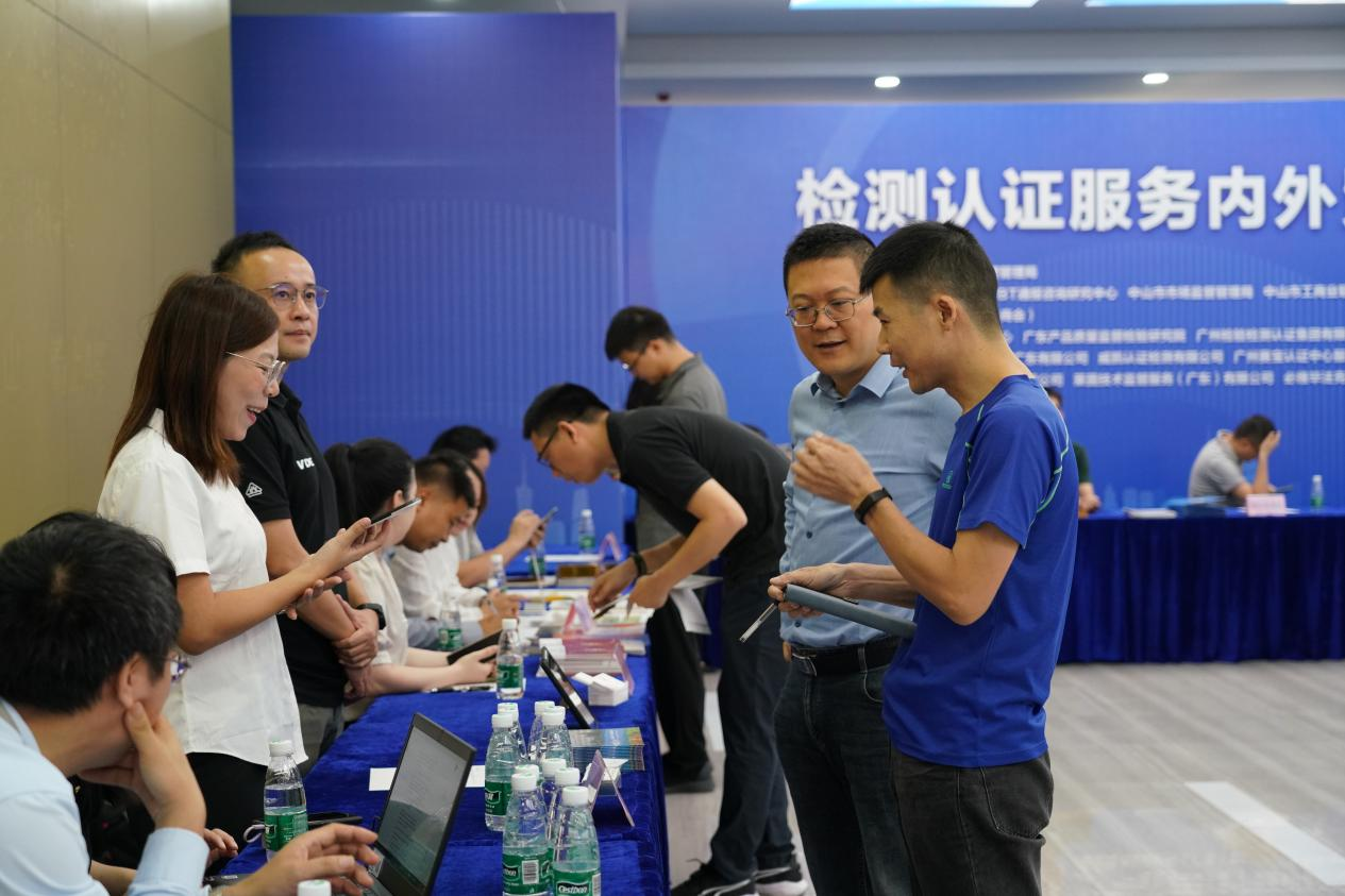 技術(shù)服務(wù)機構(gòu)現(xiàn)場為企業(yè)紓困解難.png